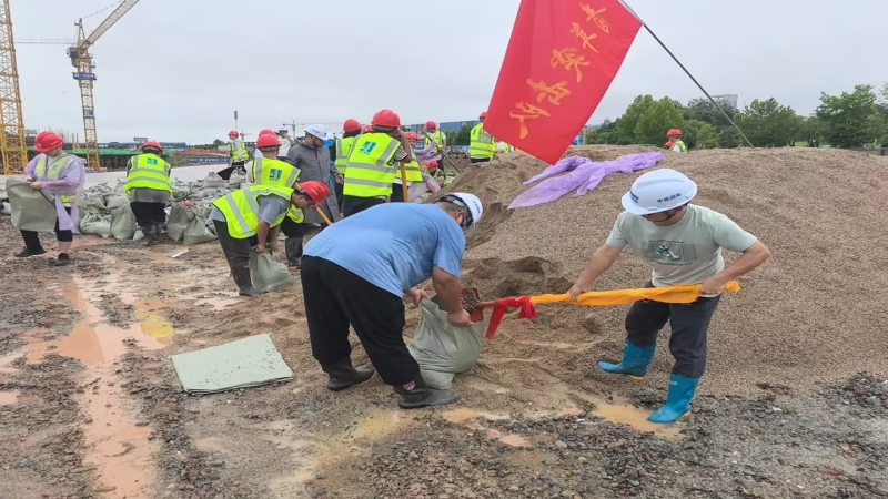 風(fēng)雨同舟，共筑防線(xiàn)！中機國際助力平江縣第一人民醫院搬遷項目緊急抗洪搶險